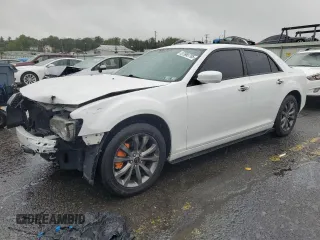 2014 Chrysler 300 S z VIN 2C3CCAGG1EH241876, wystawiony jako Copart lot #57965795 z przebiegiem 129 612 mil mil oraz Szkoda całkowita • Salvage title. Historia ofert i sprzedaży dostępna na DreamBid. Obrazek 1.