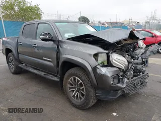 2020 Toyota Tacoma SR5 z VIN 3TMCZ5AN6LM323920, wystawiony jako IAAI lot #41885427 z przebiegiem 153 952 mil mil oraz . Historia ofert i sprzedaży dostępna na DreamBid. Obrazek 1.