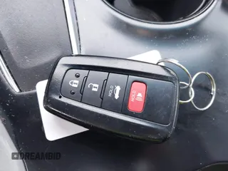 2018 Toyota Camry LE z VIN 4T1B11HK3JU630411, wystawiony jako IAAI lot #41423338 z przebiegiem 134 959 mil mil oraz . Historia ofert i sprzedaży dostępna na DreamBid. Obrazek 11.