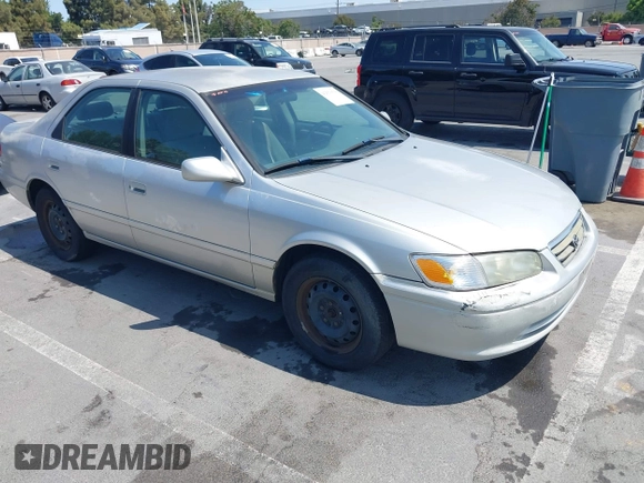 2001 Toyota Camry CE z VIN 4T1BG22K01U101673, wystawiony jako IAAI lot #42576596 z przebiegiem 200 064 mil mil oraz . Historia ofert i sprzedaży dostępna na DreamBid. Obrazek 1.