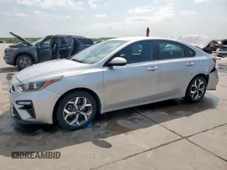 2021 Kia Forte FE z VIN 3KPF24AD3ME351558, wystawiony jako Copart lot #50867695 z przebiegiem 61 645 mil mil oraz Czysty tytuł • Clean title. Historia ofert i sprzedaży dostępna na DreamBid. Obrazek 1.