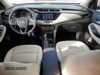 2023 Buick Encore GX Essence z VIN KL4MMGSL7PB086275, wystawiony jako Copart lot #54439755 z przebiegiem 10 933 mil mil oraz Szkoda całkowita • Salvage title. Historia ofert i sprzedaży dostępna na DreamBid. Obrazek 8.