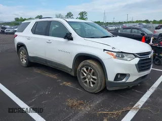 2018 Chevrolet Traverse LT Cloth z VIN 1GNERGKW6JJ164149, wystawiony jako IAAI lot #42097249 z przebiegiem 139 312 mil mil oraz . Historia ofert i sprzedaży dostępna na DreamBid. Obrazek 1.