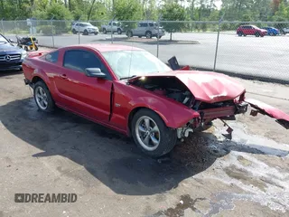 2006 Ford Mustang GT Deluxe z VIN 1ZVHT82H165100743, wystawiony jako IAAI lot #42450014 z przebiegiem 193 631 mil mil oraz . Historia ofert i sprzedaży dostępna na DreamBid. Obrazek 1.