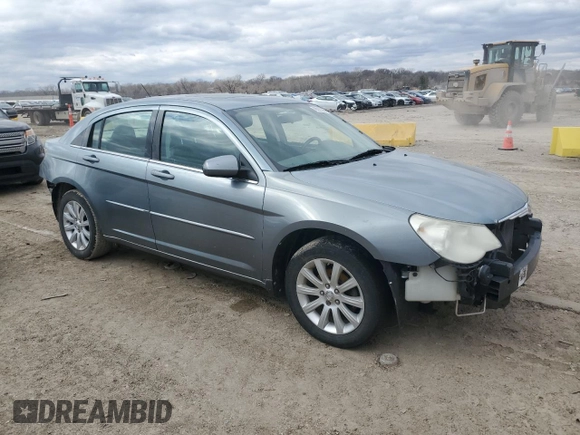 2010 Chrysler Sebring Limited z VIN 1C3CC5FD3AN190722, wystawiony jako Copart lot #48220335 z przebiegiem 201 993 mil mil oraz Szkody całkowita. Historia ofert i sprzedaży dostępna na DreamBid. Obrazek 4.