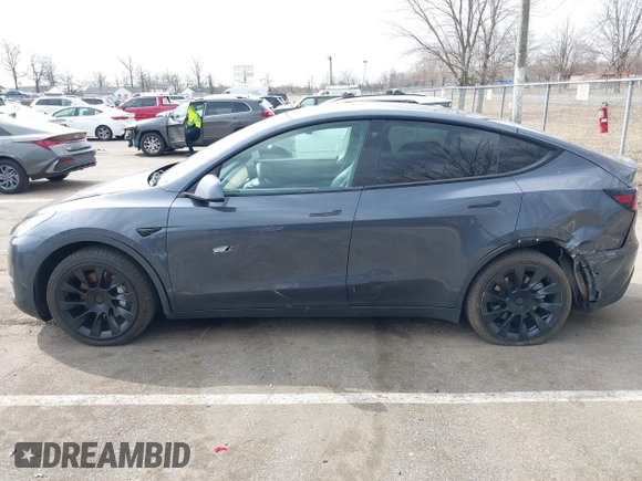 2021 Tesla Model Y Standard Range z VIN 5YJYGDED2MF118205, wystawiony jako IAAI lot #41785040 z przebiegiem 63 628 mil mil oraz . Historia ofert i sprzedaży dostępna na DreamBid. Obrazek 6.