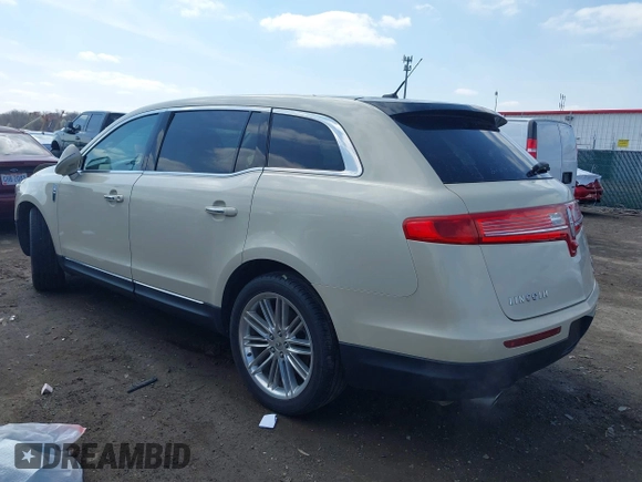 2014 Lincoln MKT EcoBoost z VIN 2LMHJ5AT0EBL56623, wystawiony jako IAAI lot #41940920 z przebiegiem 138 911 mil mil oraz . Historia ofert i sprzedaży dostępna na DreamBid. Obrazek 3.