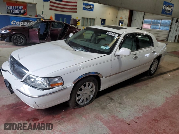 2007 Lincoln Town Car Signature Limited z VIN 1LNHM82WX7Y628758, wystawiony jako Copart lot #55057565 z przebiegiem 101 057 mil mil oraz Szkoda całkowita • Salvage title. Historia ofert i sprzedaży dostępna na DreamBid. Obrazek 1.