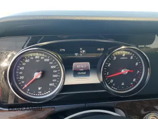 2017 Mercedes-Benz E 300 Luxury z VIN WDDZF4KB2HA054441, wystawiony jako Copart lot #56946975 z przebiegiem 154 968 mil mil oraz Nie do naprawy • Non repairable. Historia ofert i sprzedaży dostępna na DreamBid. Obrazek 9.