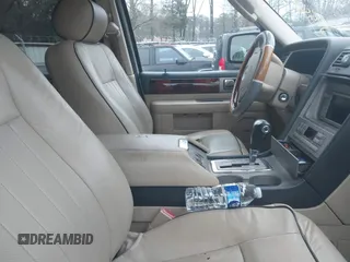 2006 Lincoln Navigator Luxury with VIN 5LMFU27536LJ19821, listed as a IAAI auction lot 41391977 with Not Provided miles. Bid and sale history available at carsss.com. Image 5.