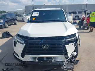 2024 Lexus GX 550 Luxury z VIN JTJVBCDX3R5013010, wystawiony jako IAAI lot #42298207 z przebiegiem 3 589 mil mil oraz . Historia ofert i sprzedaży dostępna na DreamBid. Obrazek 13.