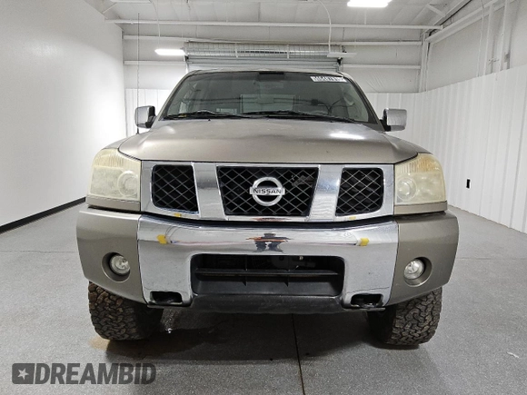 2006 Nissan Titan LE z VIN 1N6AA07BX6N573134, wystawiony jako Copart lot #46487815 z przebiegiem 161 174 mil mil oraz Czysty tytuł • Clean title. Historia ofert i sprzedaży dostępna na DreamBid. Obrazek 5.