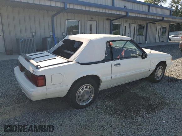 1993 Ford Mustang z VIN 1FACP44M9PF187992, wystawiony jako Copart lot #68557154 z przebiegiem 63 008 mil mil oraz Czysty tytuł • Clean title. Historia ofert i sprzedaży dostępna na DreamBid. Obrazek 3.