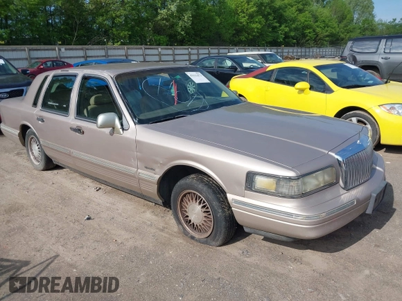 1997 Lincoln Town Car Signature z VIN 1LNLM82W6VY758933, wystawiony jako IAAI lot #42111472 z przebiegiem 156 999 mil mil oraz . Historia ofert i sprzedaży dostępna na DreamBid. Obrazek 1.