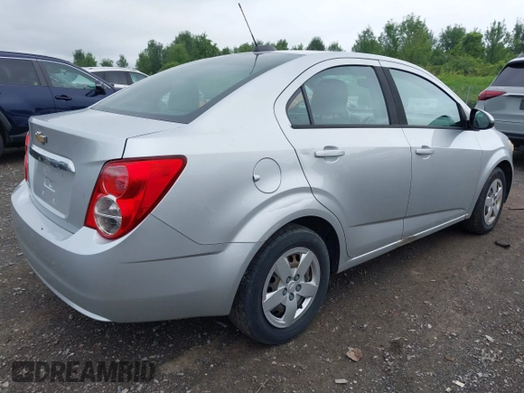 2015 Chevrolet Sonic LS z VIN 1G1JA5SH0F4115600, wystawiony jako IAAI lot #42693028 z przebiegiem 129 411 mil mil oraz . Historia ofert i sprzedaży dostępna na DreamBid. Obrazek 4.