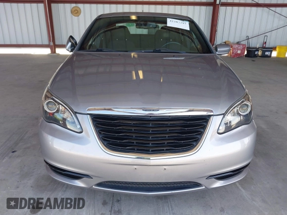 2014 Chrysler 200 Touring z VIN 1C3CCBBB0EN117901, wystawiony jako IAAI lot #42207392 z przebiegiem 110 786 mil mil oraz . Historia ofert i sprzedaży dostępna na DreamBid. Obrazek 6.