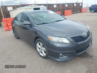 2011 Toyota Camry LE z VIN 4T1BF3EK8BU218665, wystawiony jako IAAI lot #42270241 z przebiegiem 227 390 mil mil oraz . Historia ofert i sprzedaży dostępna na DreamBid. Obrazek 1.