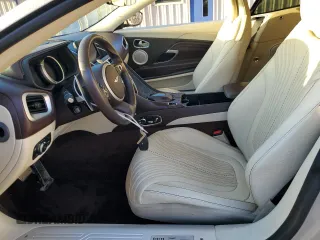 2020 Aston Martin DB11 z VIN SCFRMFCW5LGM08456, wystawiony jako Copart lot #78863454 z przebiegiem Nie podano mil oraz Szkody całkowita. Historia ofert i sprzedaży dostępna na DreamBid. Obrazek 7.