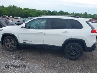 2016 Jeep Cherokee Latitude z VIN 1C4PJMCS4GW332918, wystawiony jako IAAI lot #42447507 z przebiegiem 97 575 mil mil oraz . Historia ofert i sprzedaży dostępna na DreamBid. Obrazek 15.