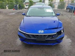 2024 Hyundai Elantra SEL z VIN KMHLM4DG2RU749447, wystawiony jako IAAI lot #42603791 z przebiegiem 9 904 mil mil oraz . Historia ofert i sprzedaży dostępna na DreamBid. Obrazek 6.