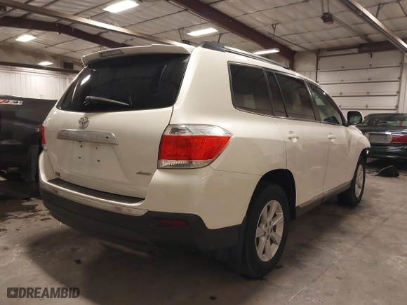 2011 Toyota Highlander with VIN 5TDBK3EHXBS069183, listed as a IAAI auction lot 41543896 with 221,490 mi miles. Bid and sale history available at carsss.com. Image 4.