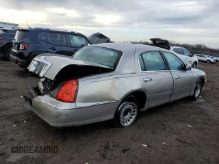 2001 Lincoln Town Car Executive z VIN 1LNHM81W81Y700002, wystawiony jako Copart lot #47018365 z przebiegiem 129 456 mil mil oraz Szkoda całkowita • Salvage title. Historia ofert i sprzedaży dostępna na DreamBid. Obrazek 3.