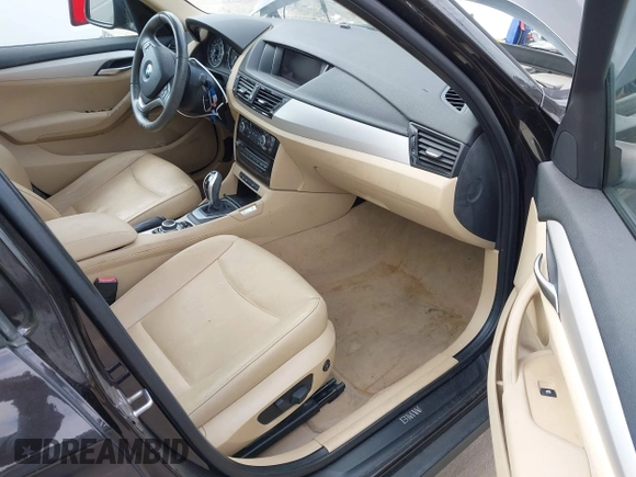 2015 BMW X1 sDrive28i z VIN WBAVM1C52FVW56961, wystawiony jako IAAI lot #42053931 z przebiegiem 97 648 mil mil oraz . Historia ofert i sprzedaży dostępna na DreamBid. Obrazek 5.