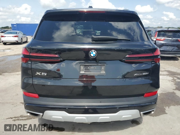 2024 BMW X5 xDrive40i z VIN 5UX23EU01R9T44676, wystawiony jako Copart lot #57216555 z przebiegiem Nie podano mil oraz Tytuł czysty. Historia ofert i sprzedaży dostępna na DreamBid. Obrazek 6.