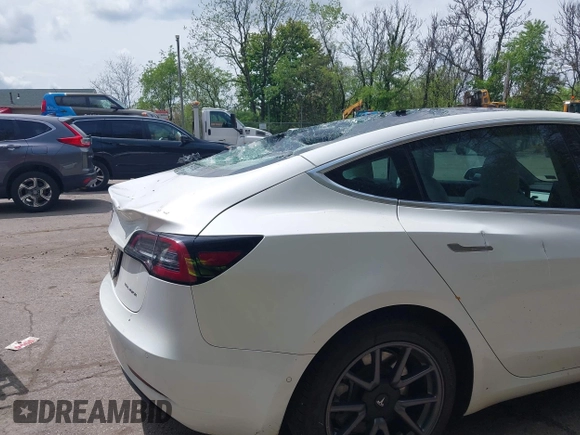 2020 Tesla Model 3 Long Range z VIN 5YJ3E1EB0LF712545, wystawiony jako IAAI lot #42198461 z przebiegiem 22 322 mil mil oraz . Historia ofert i sprzedaży dostępna na DreamBid. Obrazek 21.