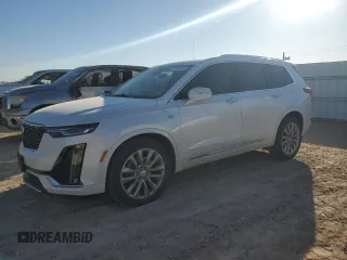 2022 Cadillac XT6 Premium Luxury z VIN 1GYKPCRS9NZ132598, wystawiony jako Copart lot #87091394 z przebiegiem 61 280 mil mil oraz Tytuł czysty. Historia ofert i sprzedaży dostępna na DreamBid. Obrazek 1.