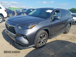 2023 Toyota Highlander L z VIN 5TDKDRAH6PS039527, wystawiony jako IAAI lot #42165200 z przebiegiem 27 350 mil mil oraz . Historia ofert i sprzedaży dostępna na DreamBid. Obrazek 2.