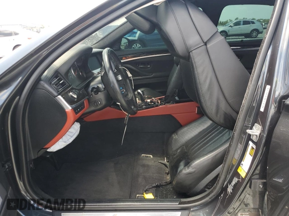 2016 BMW M5 z VIN WBSFV9C58GD595621, wystawiony jako Copart lot #54218185 z przebiegiem Nie podano mil oraz Czysty tytuł • Clean title. Historia ofert i sprzedaży dostępna na DreamBid. Obrazek 7.