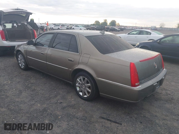 2011 Cadillac DTS Luxury Collection z VIN 1G6KD5E68BU128508, wystawiony jako IAAI lot #42103418 z przebiegiem 121 654 mil mil oraz . Historia ofert i sprzedaży dostępna na DreamBid. Obrazek 3.