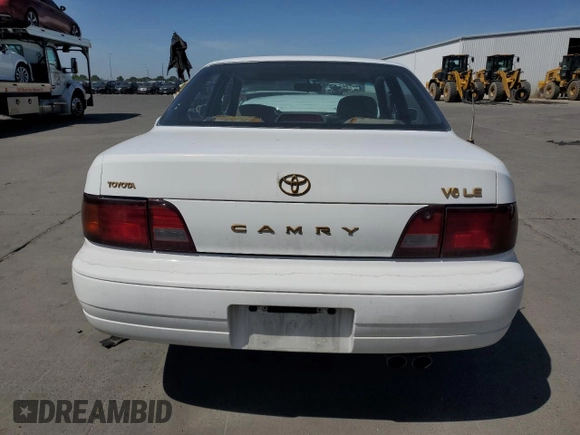 1996 Toyota Camry LE z VIN JT2BF12K2T0132606, wystawiony jako Copart lot #55530625 z przebiegiem 275 455 mil mil oraz Szkoda całkowita • Salvage title. Historia ofert i sprzedaży dostępna na DreamBid. Obrazek 6.