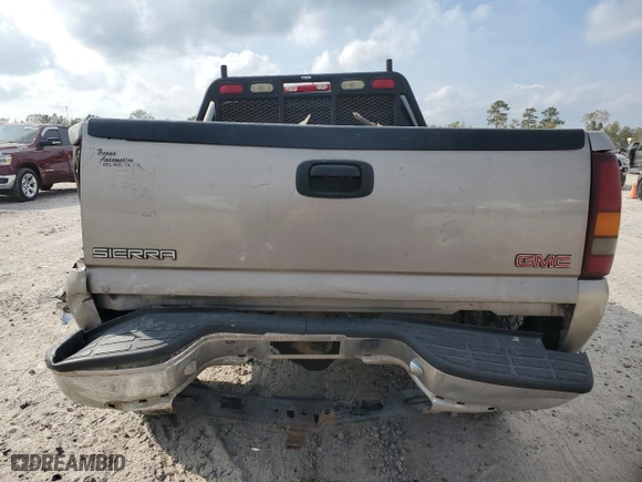 2001 GMC Sierra 2500HD SLE with VIN 1GTHK23U61F195057, listed as a Copart auction lot 82036024 with 116,211 mi miles and Salvage Title. Bid and sale history available at carsss.com. Image 6.