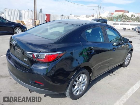 2016 Scion iA z VIN 3MYDLBZVXGY136298, wystawiony jako IAAI lot #42014712 z przebiegiem 124 038 mil mil oraz . Historia ofert i sprzedaży dostępna na DreamBid. Obrazek 4.
