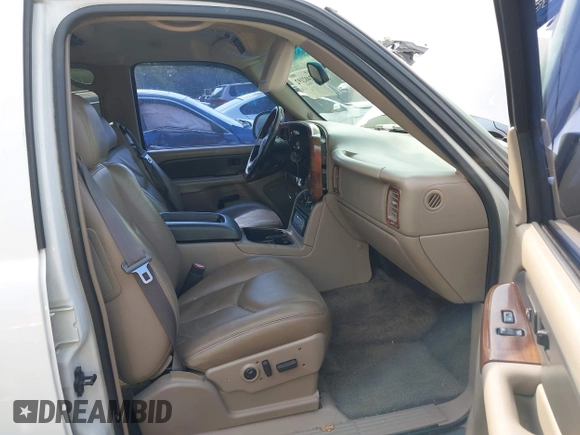 2003 Chevrolet Avalanche with VIN 3GNEC13T93G320904, listed as a IAAI auction lot 42402192 with 140,728 mi miles and . Bid and sale history available at DreamBid. Image 5.