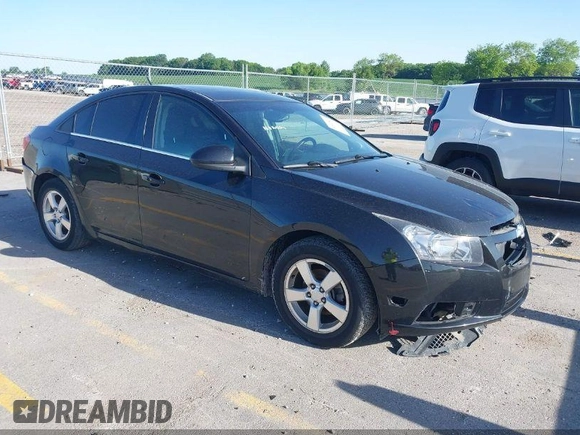 2014 Chevrolet Cruze 1LT z VIN 1G1PC5SB0E7324204, wystawiony jako IAAI lot #42194259 z przebiegiem 162 040 mil mil oraz . Historia ofert i sprzedaży dostępna na DreamBid. Obrazek 1.