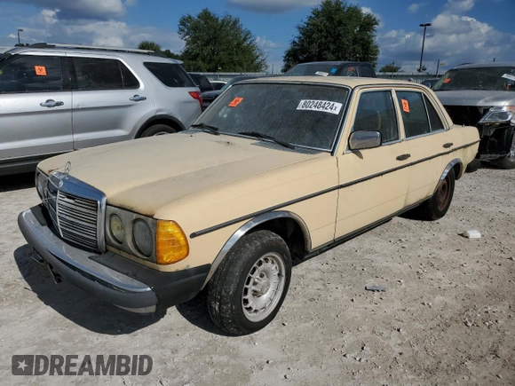 1982 Mercedes-Benz 300 D z VIN WDBAB33A7CB008365, wystawiony jako Copart lot #80248424 z przebiegiem 234 488 mil mil oraz Czysty tytuł • Clean title. Historia ofert i sprzedaży dostępna na DreamBid. Obrazek 1.