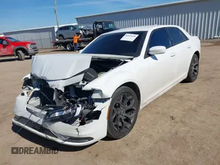 2019 Chrysler 300 with VIN 2C3CCABG0KH539581, listed as a IAAI auction lot 41652438 with 1 mi miles. Bid and sale history available at carsss.com. Image 17.
