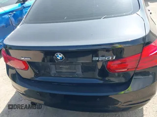 2016 BMW 3 Series 320i xDrive z VIN WBA8A3C51GK689115, wystawiony jako IAAI lot #41933558 z przebiegiem 69 625 mil mil oraz . Historia ofert i sprzedaży dostępna na DreamBid. Obrazek 16.