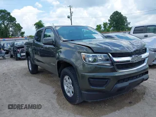 2018 Chevrolet Colorado 2WD Work Truck z VIN 1GCGSBEN2J1207865, wystawiony jako IAAI lot #42567208 z przebiegiem 83 525 mil mil oraz . Historia ofert i sprzedaży dostępna na DreamBid. Obrazek 1.
