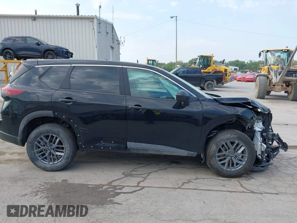 2025 Nissan Rogue S z VIN 5N1BT3AB2SC833281, wystawiony jako IAAI lot #42410948 z przebiegiem 1 389 mil mil oraz . Historia ofert i sprzedaży dostępna na DreamBid. Obrazek 14.