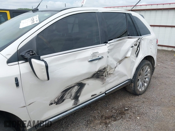 2015 Lincoln MKX z VIN 2LMDJ6JKXFBL29300, wystawiony jako IAAI lot #42121970 z przebiegiem 182 302 mil mil oraz . Historia ofert i sprzedaży dostępna na DreamBid. Obrazek 6.