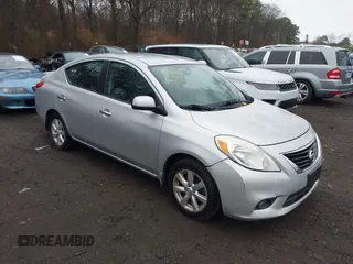 2013 Nissan Versa S Plus z VIN 3N1CN7AP9DL838834, wystawiony jako IAAI lot #41959162 z przebiegiem 94 906 mil mil oraz . Historia ofert i sprzedaży dostępna na DreamBid. Obrazek 1.
