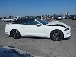 2018 Ford Mustang EcoBoost Premium z VIN 1FATP8UH8J5111364, wystawiony jako IAAI lot #42261261 z przebiegiem 102 703 mil mil oraz . Historia ofert i sprzedaży dostępna na DreamBid. Obrazek 14.
