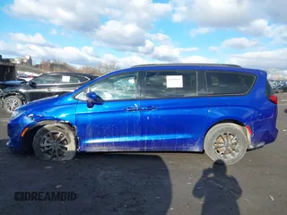 2020 Chrysler Pacifica Launch Edition z VIN 2C4RC3BG9LR252124, wystawiony jako IAAI lot #41689415 z przebiegiem 53 455 mil mil oraz . Historia ofert i sprzedaży dostępna na DreamBid. Obrazek 14.