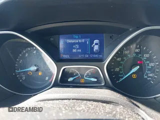 2013 Ford Focus SE z VIN 1FADP3F22DL121744, wystawiony jako IAAI lot #41743289 z przebiegiem 121 940 mil mil oraz . Historia ofert i sprzedaży dostępna na DreamBid. Obrazek 7.