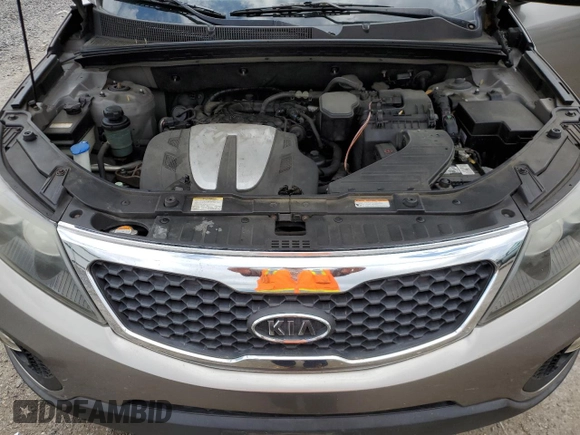 2011 Kia Sorento EX z VIN 5XYKU4A25BG002005, wystawiony jako Copart lot #56504425 z przebiegiem 192 744 mil mil oraz Szkoda całkowita • Salvage title. Historia ofert i sprzedaży dostępna na DreamBid. Obrazek 12.