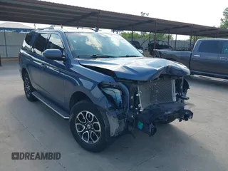 2022 Ford Expedition XLT z VIN 1FMJU1JT9NEA34564, wystawiony jako IAAI lot #42400035 z przebiegiem 19 779 mil mil oraz . Historia ofert i sprzedaży dostępna na DreamBid. Obrazek 1.